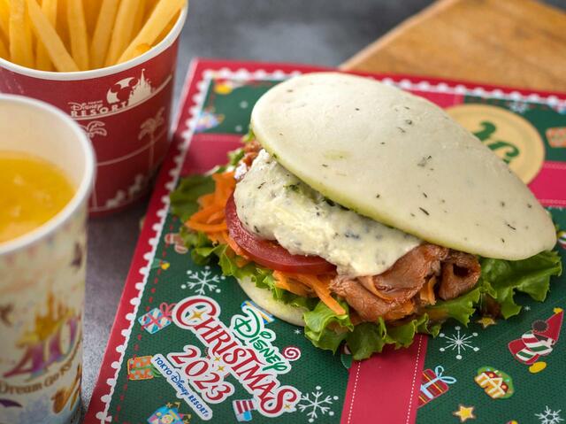 スペシャルセット 1,170円｜「ディズニー・クリスマス」スペシャルメニュー｜東京ディズニーリゾート40周年“ドリームゴーラウンド”｜販売店舗：東京ディズニーランド「スウィートハート・カフェ」｜販売期間：2023年11月1日（水）〜12月25日（月）