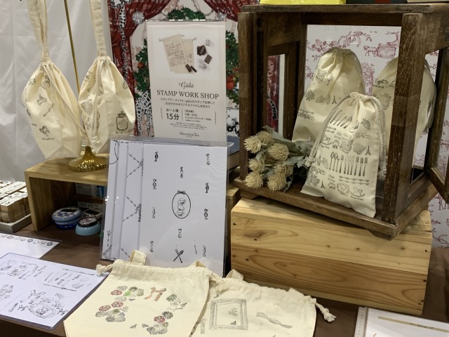 布にスタンプを押して楽しめる体験ブースも！