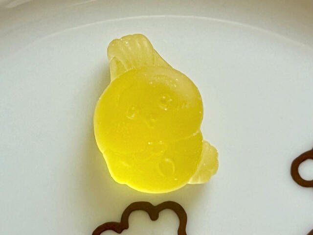 うさぎは鮮やかなイエロー！マスカット味です