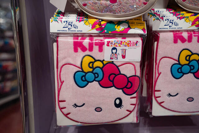 マフラータオル 2,400円｜ユニバーサル・スタジオ・ジャパン25周年グッズ