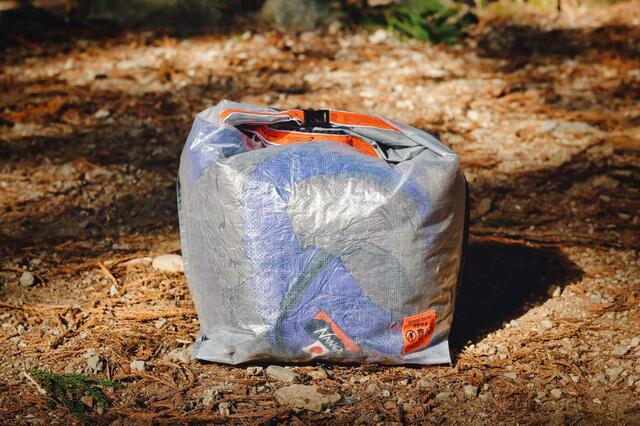 ロールトップ式が採用されているので、コンプレッションできる【hinata「アウトドアトラッシュバッグ」】