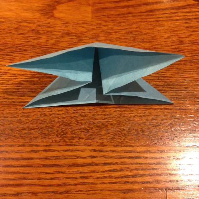 4）裏返して写真のように三角に折りこみます。