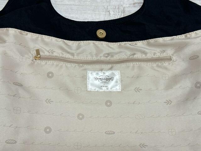 内側にはファスナーポケット1つがついています