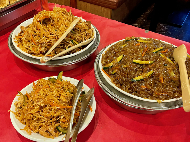 【九寨溝 銀座店】太い春雨（右）ともやし料理