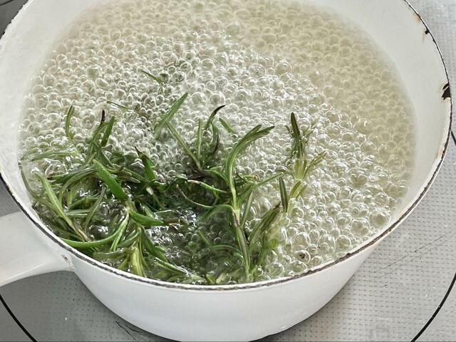 【天然ハーブで作るオリジナル洗剤】沸騰させてから弱火にし、10分程度じっくり煮出します