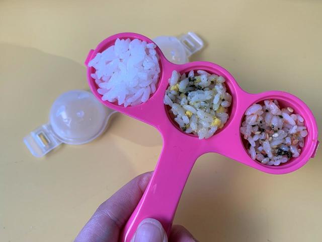 「ふりふりご飯ボール」ご飯を詰めます