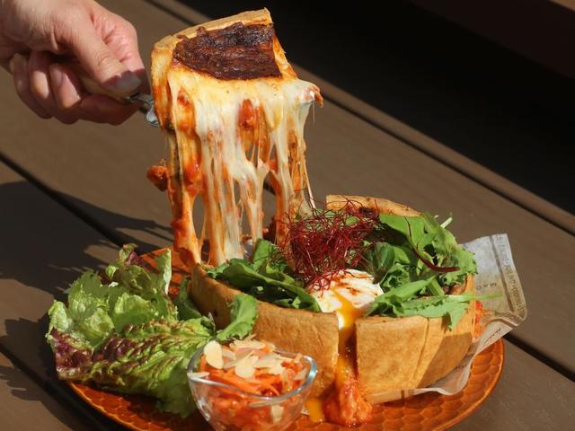 【パンと焼き菓子のPapapapa-n! （ぱぱぱぱーん）－ブリオッシュ専門店－】シカゴピザの中には大ボリュームのチーズが！