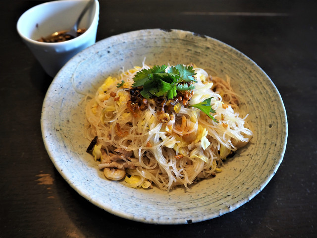 筆者が再現した焼きビーフン。ネギ油とパクチーをトッピングするとより本格的に