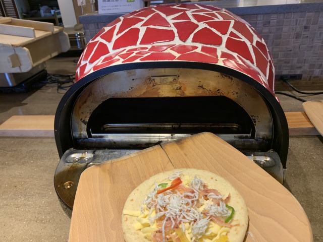 好きな具材を生地にのせたらオーブンへ！