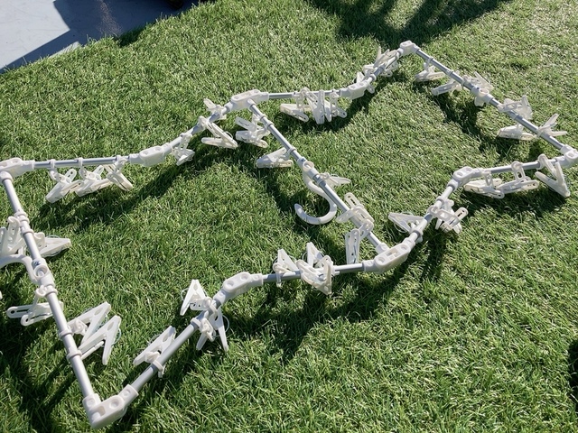 【ニトリ 小さくたためるアルミ角ハンガー(42ピンチ)】いろんな形に変幻自在