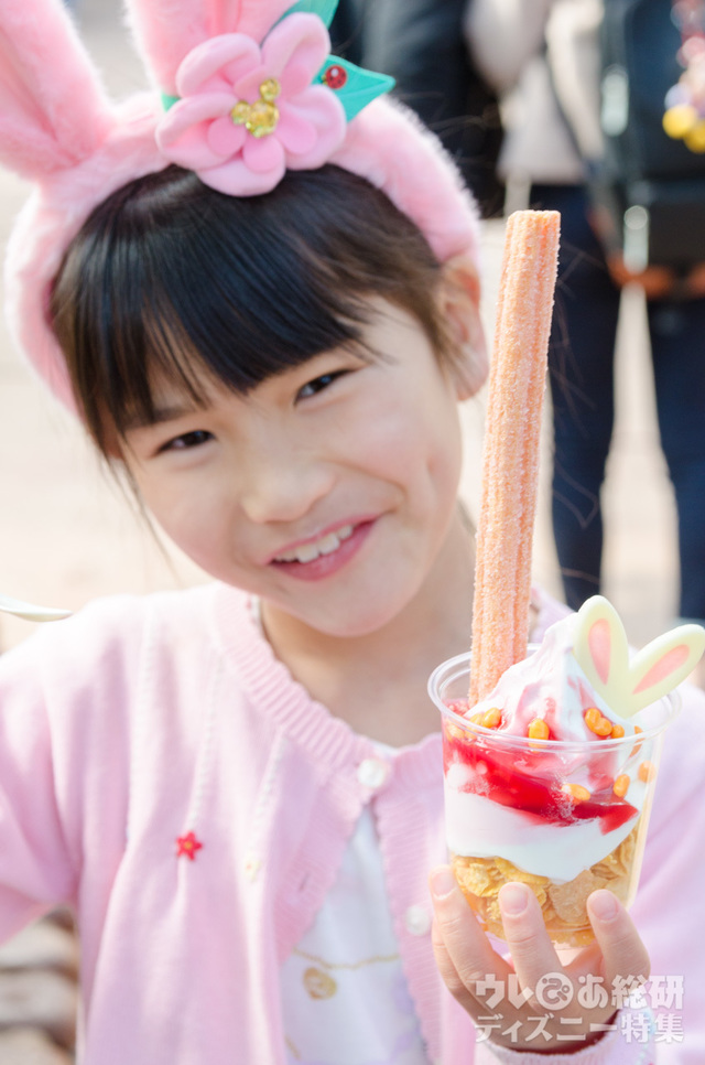 クリッターサンデー（ミッキーチュロス＆ミックスソフトクリーム）¥500｜ラケッティのラクーンサルーン｜東京ディズニーランド2017年「ディズニー・イースター」