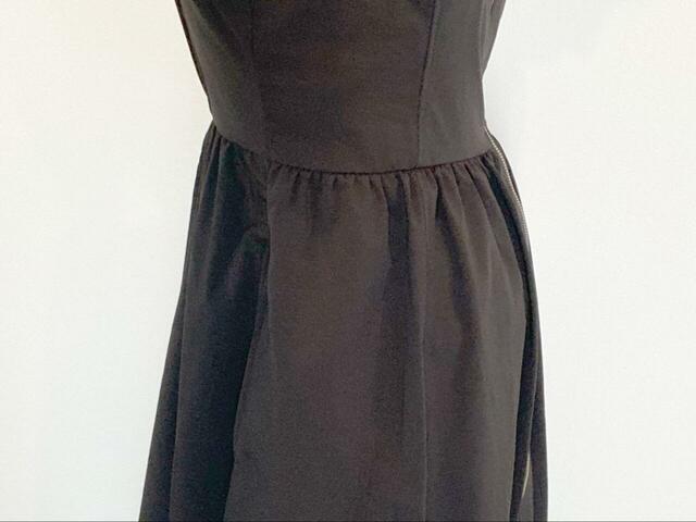 【GU フロントジップバブルヘムワンピース】ウエストが少し絞られたデザインではあるものの、着用時にお腹周りの締め付けは一切気になりません