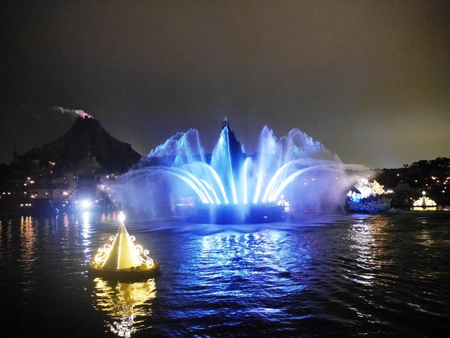 カラー・オブ・クリスマス　鮮やかなツリー