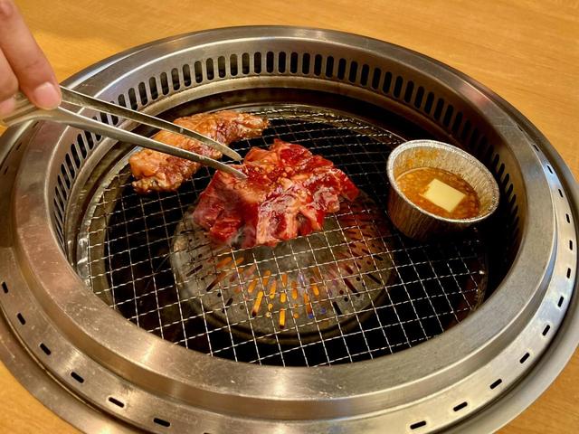 焼肉きんぐ：花咲上ロースと、ガリバタ醤油を火にかける