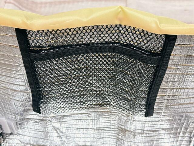 内側には保冷剤を入れるのにぴったりのメッシュ素材のポケット付き！