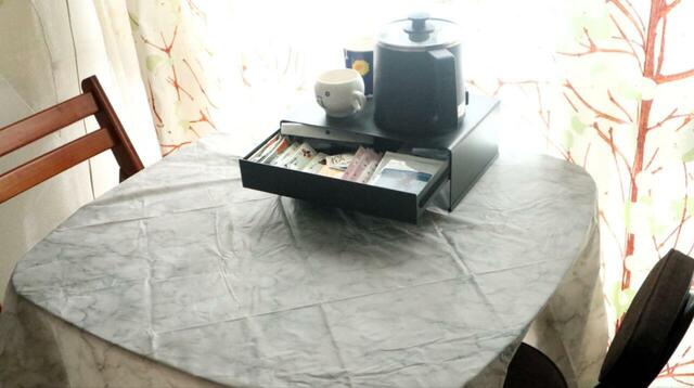 【無印良品 スチールモニタースタンド 引出付】上にポットとカップを置き、引き出しにスティックシュガーやティーバッグなどを入れればカフェコーナーが完成♪