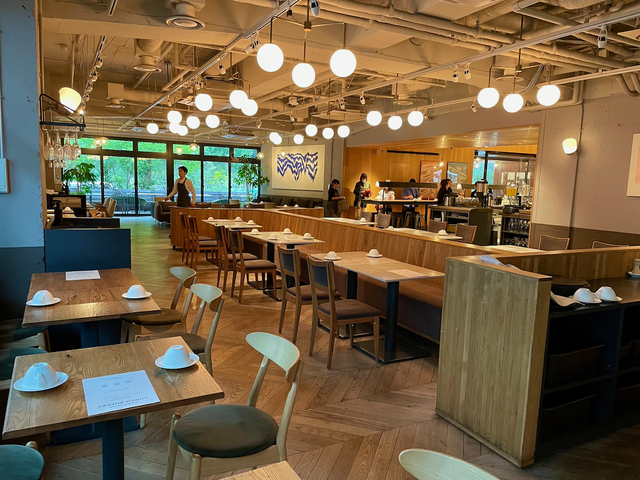 【モアザン タパス ラウンジ】テーブルは予約席。右奥のハイテーブル（12席）と左奥のテラス席（晴天のみ利用可能）は当日枠として確保してある