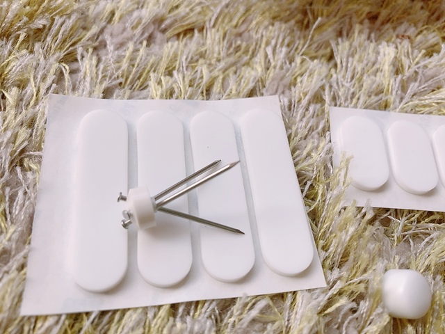 【山崎実業(Yamazaki)Tower ウォールドライヤーホルダー】付属品は石こうボードピンセット×2　木ネジ×2　クッション(大)×4　クッション(小)×4　クッションシールも付いています