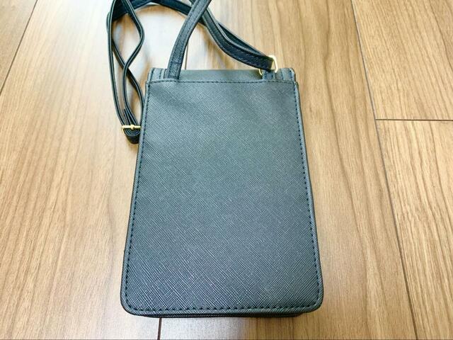 【クロミ 収納上手なスマホショルダーBOOK 】背面はシンプルなブラックデザイン