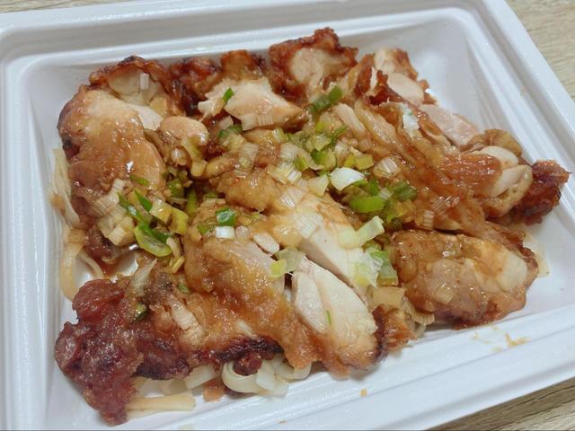 【ファミリーマート　鶏唐揚げネギ香味だれ】ボリュームたっぷりでシェアしながら食べるのもおすすめ