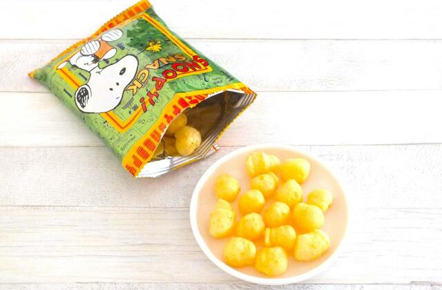 【カルディ スヌーピーコンフェクショナリーバッグ】一粒2cmほどのコーンスナック、エネルギー（1袋）：61kcal