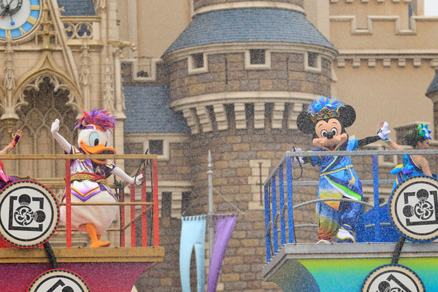 ずぶ濡れエンターテイメント「雅涼群舞」／TDL「ディズニー夏祭り」2015（撮影：YOSHI）