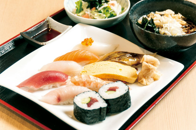 日本橋 魚錠　寿司定食（サラダ・汁物付）　980円