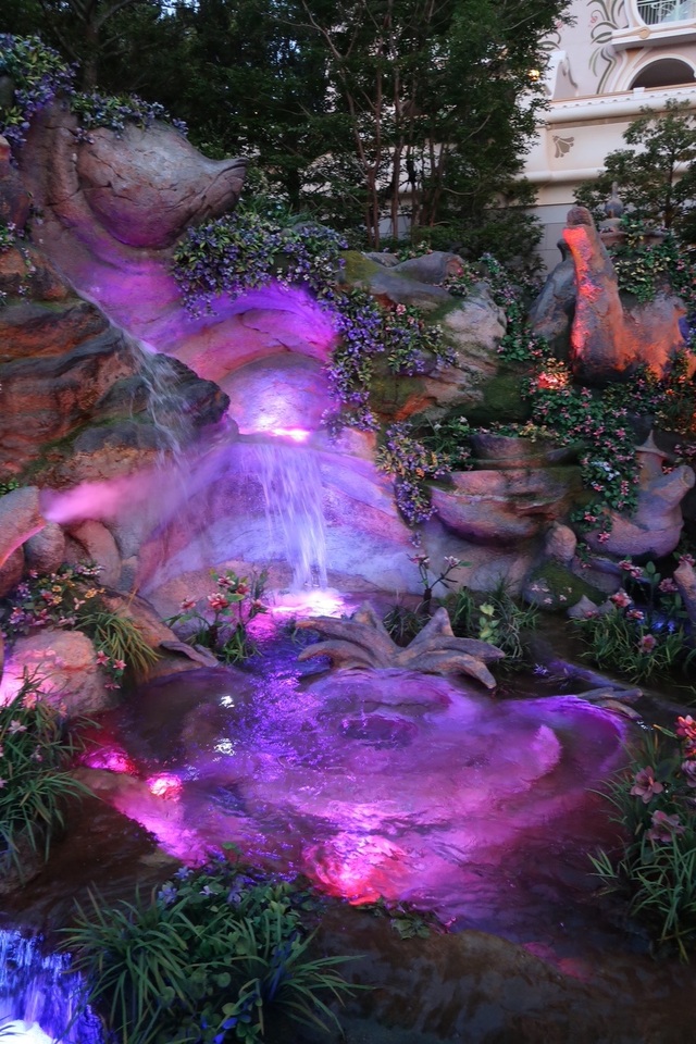 『ふしぎの国のアリス』のチシャ猫の噴水は夜に必見