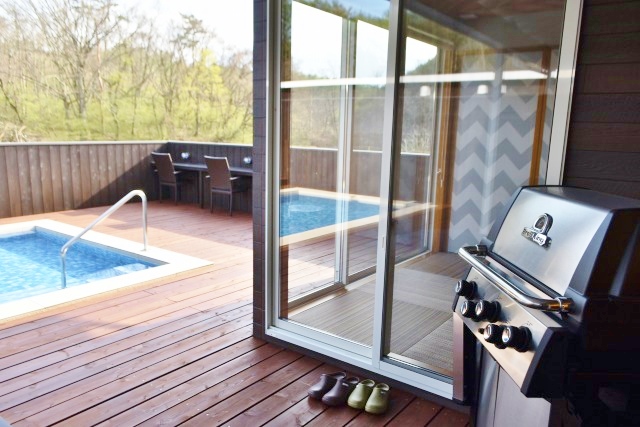 壁沿いのカウンターは電源がとれるので、ワーケーションに最高