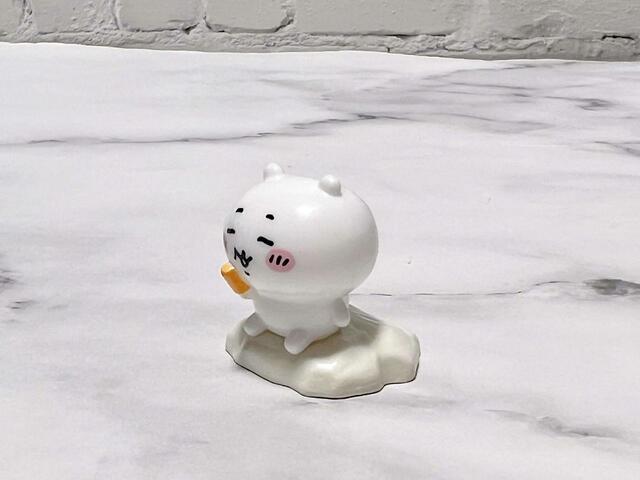 お行儀良くアイスを手に持っています