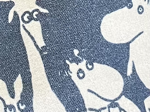 【丸眞 ムーミンミニバッグ(晩夏)】デザインは晩夏(ネイビーベース)、初夏(アイボリールベース)、踊る森(グリーンベース)の3展開。大人も持ちやすいデザインです♪