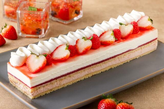 「苺のタルト」＜期間：2026年1月7日～4月30日＞【“断面美”ミルフィーユやフレジエが登場！苺がきらめく「横浜ベイシェラトンのナイトスイーツブッフェ」】