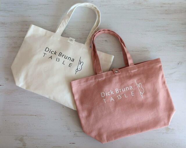 「ロゴ帆布トートバッグ Mサイズ 新色ホワイト・ピーチ」＜1個 ¥3,630＞【「雲が浮かぶ朝焼けゼリー」に「メレンゲフラワー付きチーズケーキ」！ミッフィーの期間限定スイーツが可愛いすぎ】