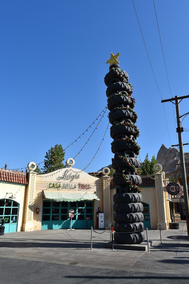 タイヤで出来たクリスマスツリー