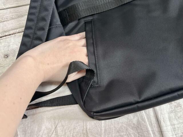 背面にはスマートアクセスポケット付きで、リュックを下ろさなくてもものの出し入れが可能