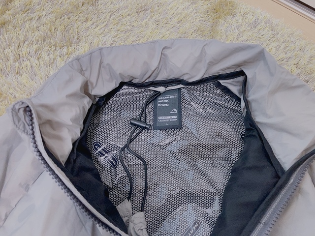 【ワークマン REPAIR-TECH(R)(リペアテック)洗えるフュージョンダウンシームレスミドルワークジャンパー】裏地には通常のシルバープリントより1.5倍暖かい効果のあるブラックアルミを使用