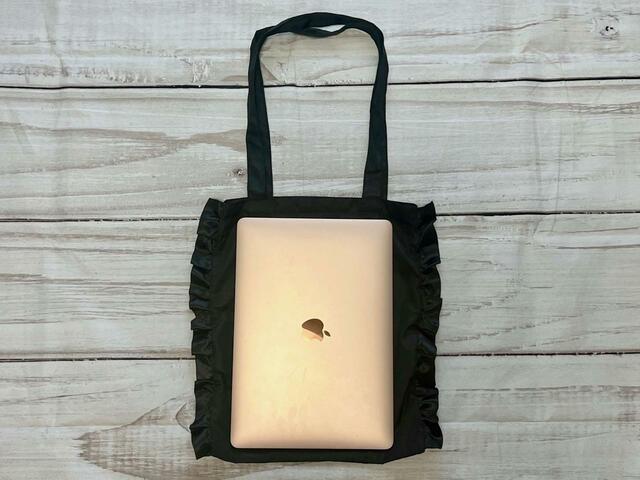 13インチのMacBook Airも楽々入ります!「ALEXANDRE DE PARIS(アレクサンドル ドゥ パリ)折りたためるフリルトートバッグ」