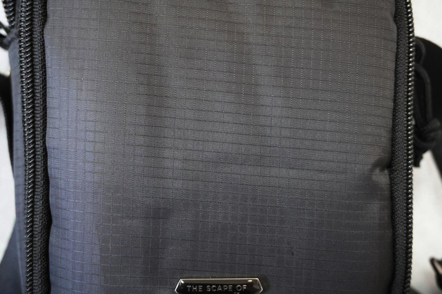 よく見ると小さな格子模様の生地が使われている