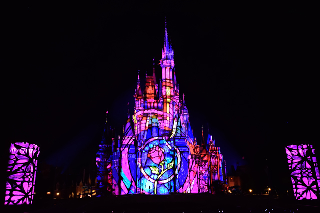 ４３：「美女と野獣」ステンドグラスに変わったシンデレラ城であらすじが語られる ©Disney