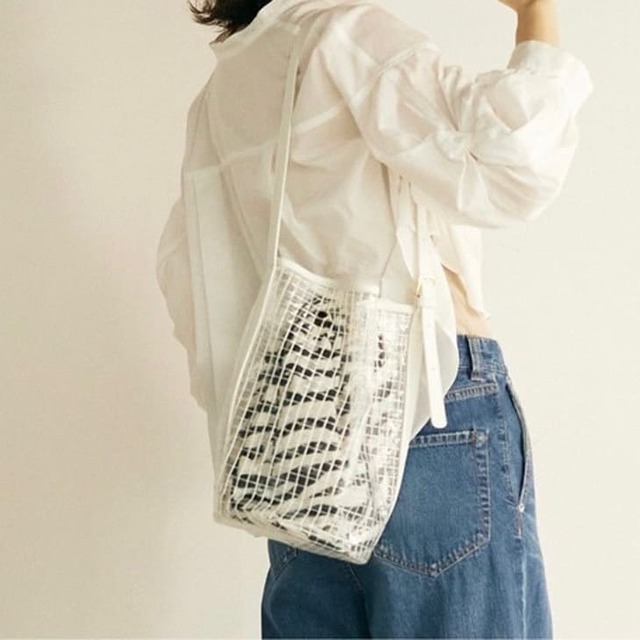 【GAACAL 「夏、携えて」PVCバッグ】中の袋は、中身を見せずしっかり口を締められる巾着タイプ