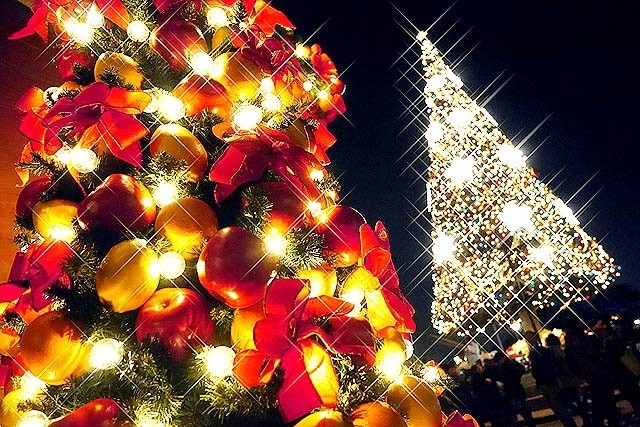 パパダキスフレッシュフルーツのフルーツツリーと一緒に。個性的なツリーも一緒に!©Disney