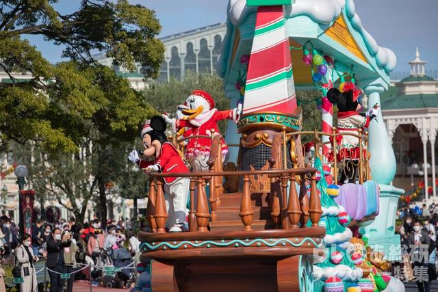 「ミッキー＆フレンズのグリーティングパレード：ディズニー・クリスマス」｜東京ディズニーランド