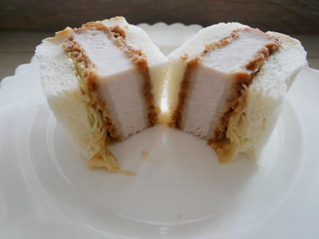 お肉は柔らかく、意外に脂身は少ない【厚切りロースかつサンド　税込399円】