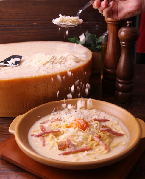 とろけるラクレットとモッツァレラのカルボ