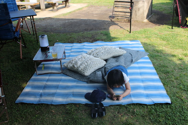 ラグを敷けば、ゆっくりリラックス。