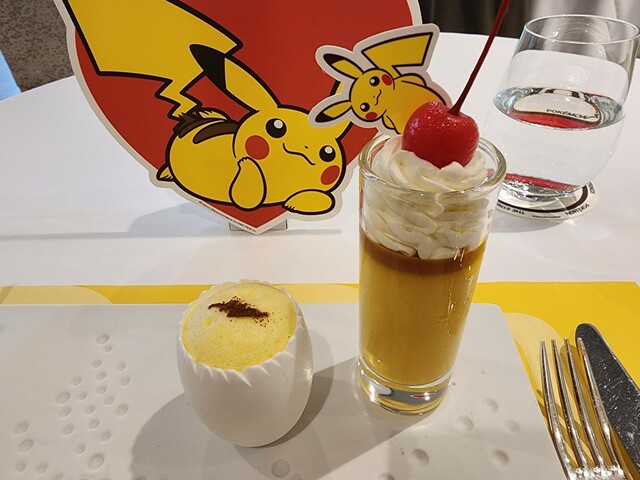 【ピカチュウ アフタヌーンティー】左から「フルーツたっぷりはちみつレモンゼリー」「ピカチュウのかくれんぼ 濃厚マンゴープリン」