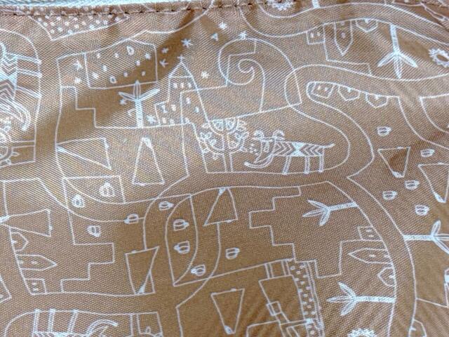 【カルディ 食品福袋】内部の裏地はカルディのコーヒーでよく見かける、山羊が登場しているプリント柄です！