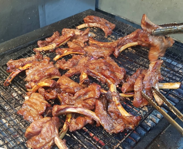 LAカルビは骨付きカルビを骨の断面が露わになるように垂直にカットして味付けして焼いたもの