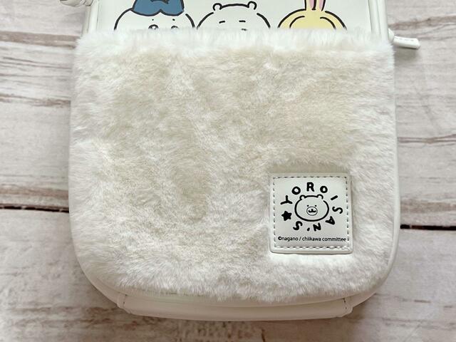 ポケットの右下にはアクセントになるロゴタグも♪【GU（ジーユー）ショルダーポーチ Chiikawa】