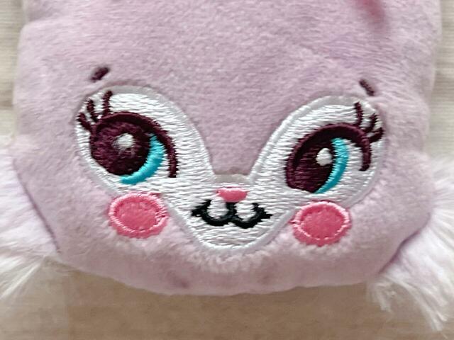 お顔は刺繍で描かれており、高級感抜群!